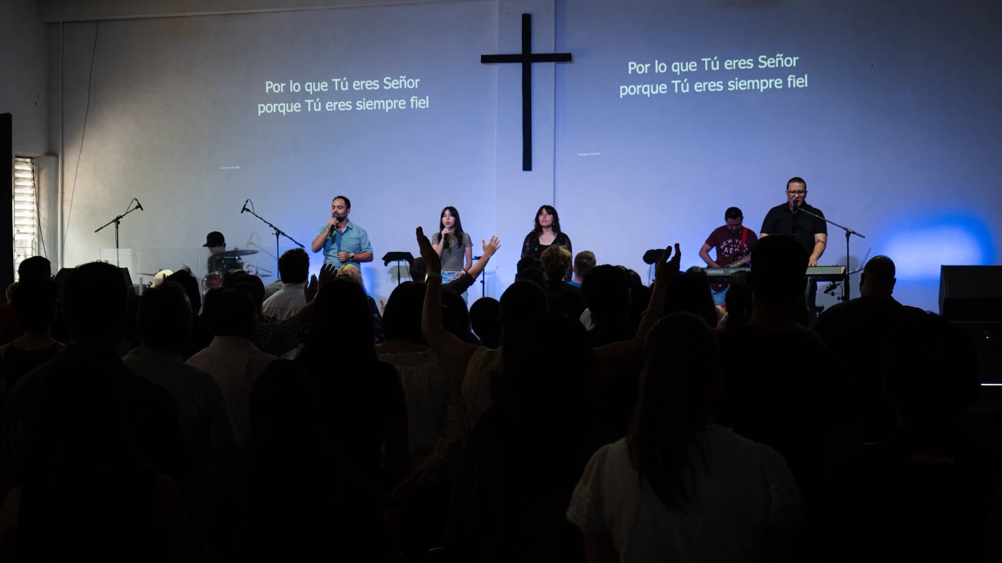 Mujer y hombre sonriendo en un evento